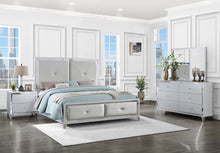 Load image into Gallery viewer, Larue Tufted Bedroom Set Silver
